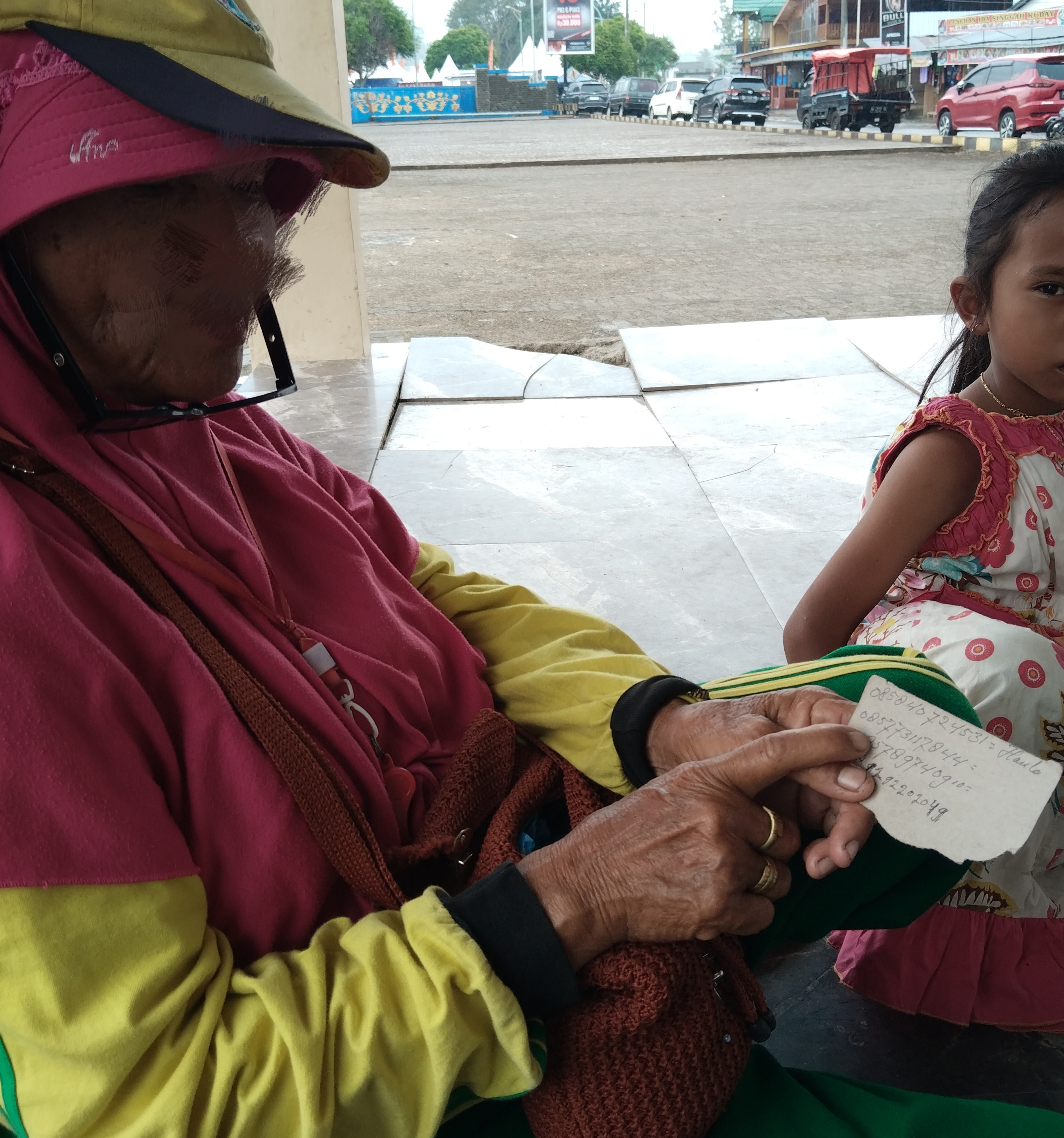 HARU! kisah Juru Parkir Kehilangan HP, Kesulitan Menghubungi Keluarga dan Hanya Ada Cucunya sebagai Teman