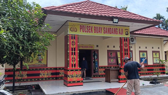 Transformasi Suasana, Kepolisian Sektor Buay Sandang Aji Hiasi Kantor dengan Motif Kawan Kanduk