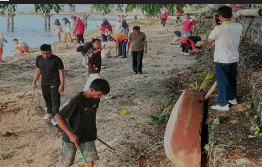 Kolaborasi Pemkec dan Siswa SMA Jaga Kebersihan Ikon Wisata OKU Selatan