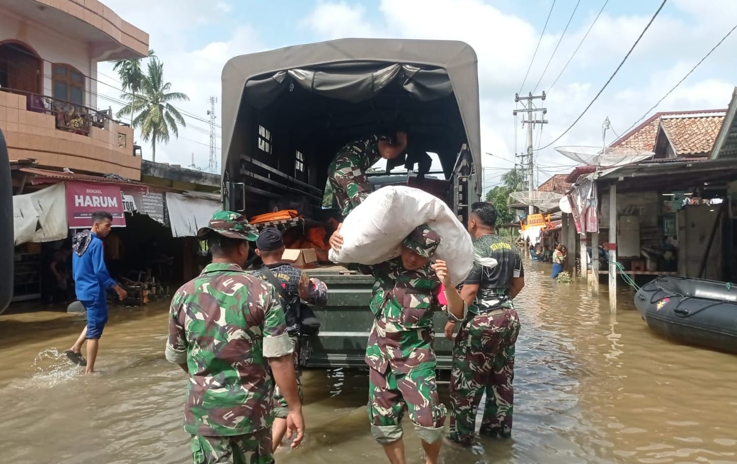 Dandim 0406/Lubuk Linggau Distribusikan Bantuan Logistik untuk Korban Banjir Terbesar dalam 40 Tahun di Murata