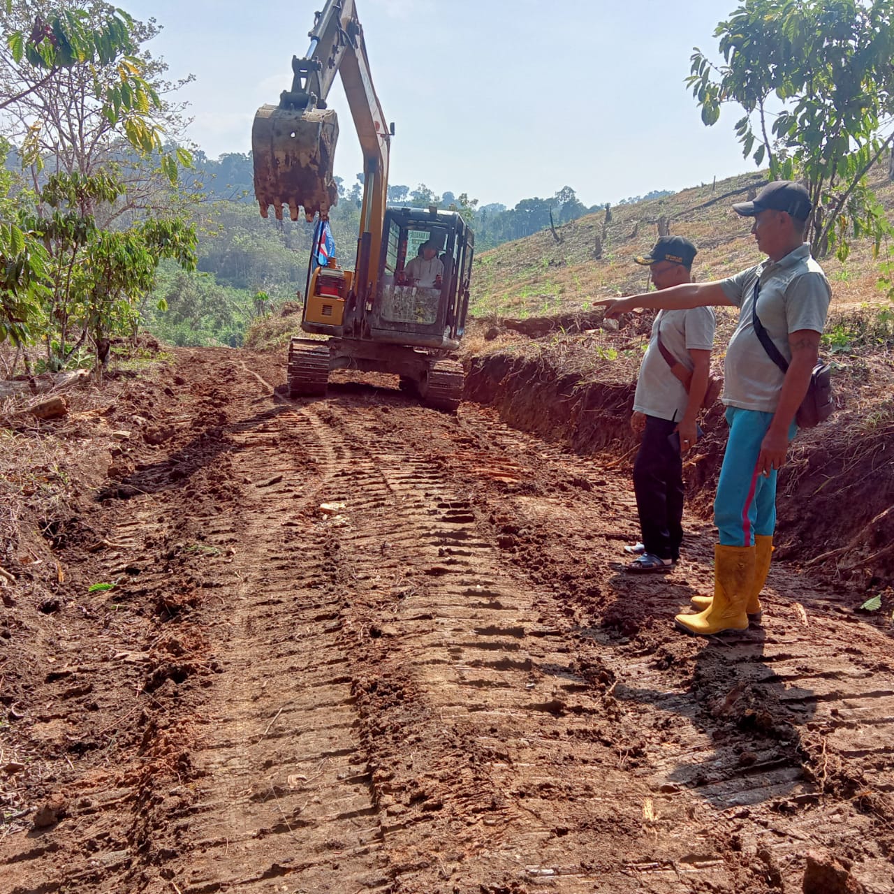 Baru Dilantik Kades Karet Jaya Langsung Buat Gebrakan, Buat Jalan Pertanian di Dusun 3