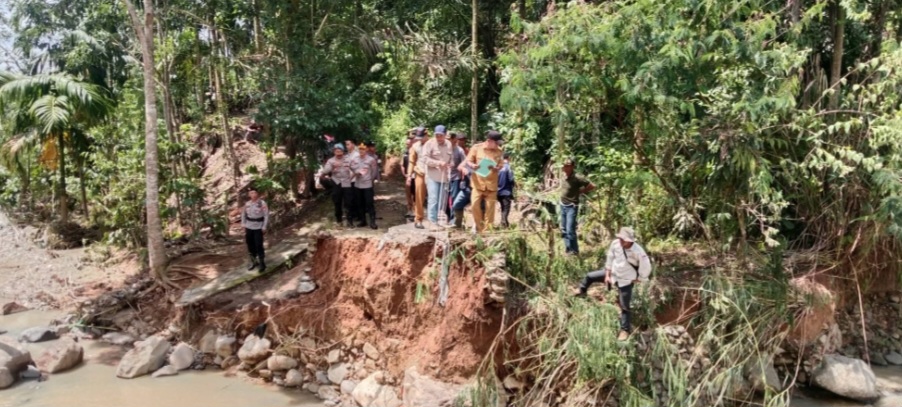 Polres OKU Selatan Tinjau Jembatan Putus Akibat Banjir di Desa Bunut