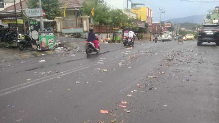 Sampah Penuhi Badan Jalan Protokol Kota Muaradua