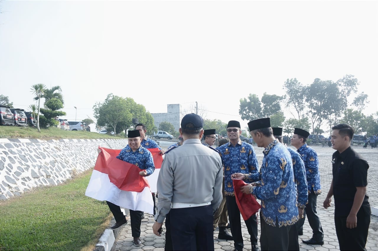 Sambut HUT RI ke-79, Pemkab OKU Selatan Bagikan 3000 Bendera Merah Putih