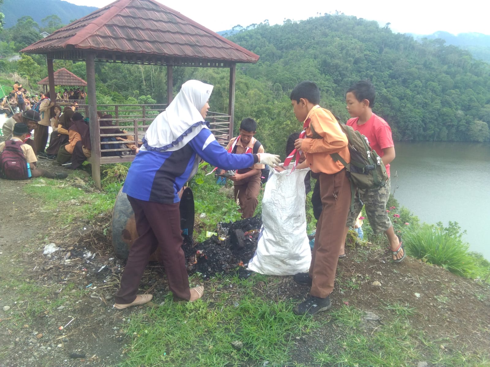 Siswa Pramuka SMPN-01 Sindang Danau Bersihkan Desa