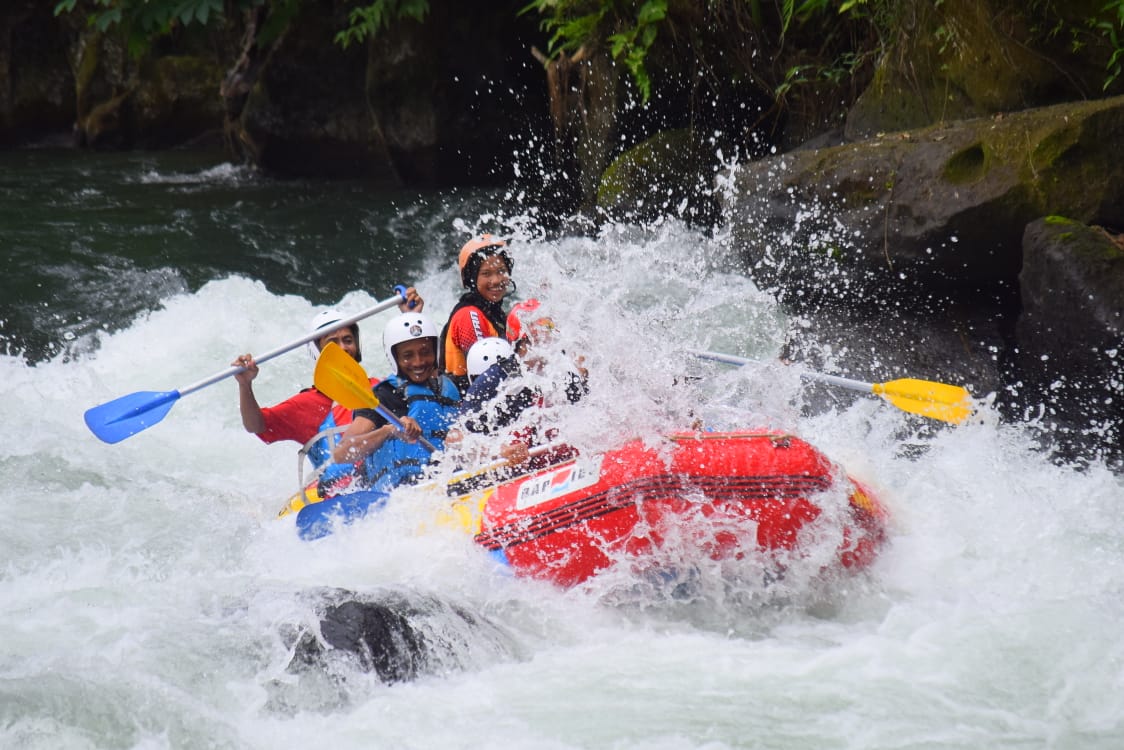 Intip Keseruan Ranau Rafting Yang Jadi Magnet Baru Danau Ranau