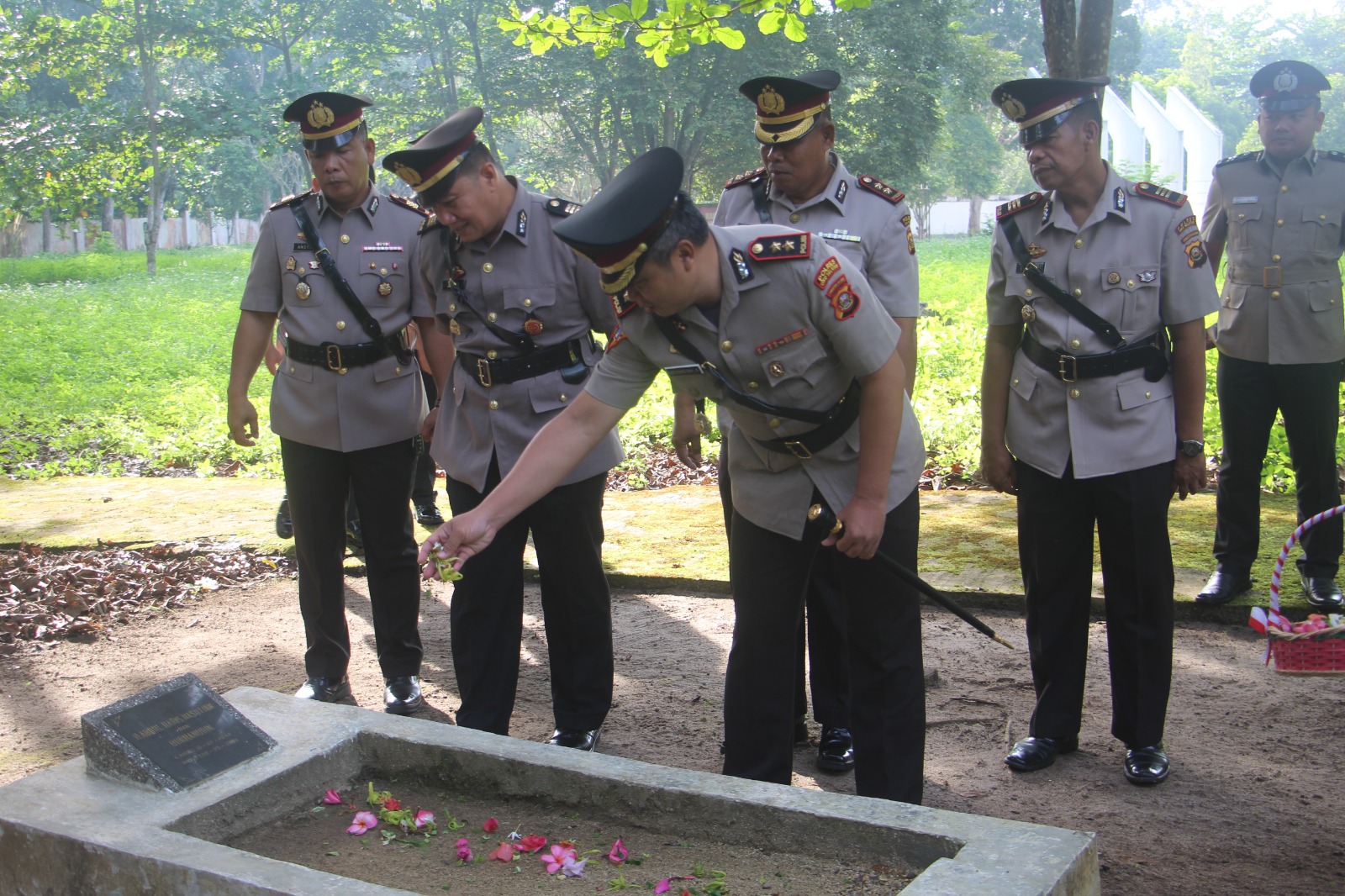 Kapolres AKBP Listiyono Dwi Nugroho Pimpin Ziarah Peringati HUT Bhayangkara ke-78 di Taman Makam Pahlawan