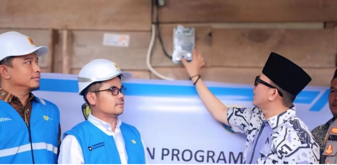 575 Keluarga Prasejahtera di Kabupaten OKU Nikmati Sambungan Listrik Gratis dari Program BPPL PLN