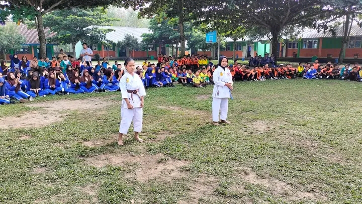 Kepsek SMPN 01 Simpang Ajak Siswa Ikut Ekskul Karate