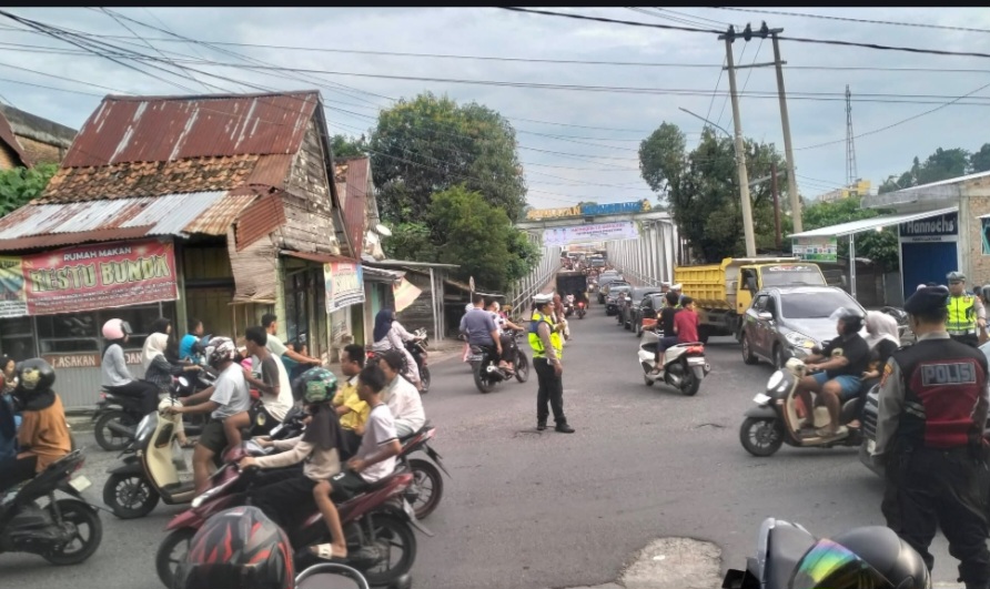 Takjil Bikin Ramai, Polisi Siaga di Simpang Tangga Batu