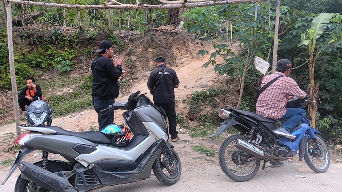 Warga Desa Gunung Batu Harus Menempuh Jarak 3 KM Demi Mendapatkan Sinyal Telekomunikasi