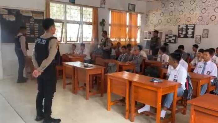 Tim Patroli Presisi Sat Samapta Polres OKU Selatan Sosialisasikan Pencegahan Tauran di SMA N 1 Muaradua