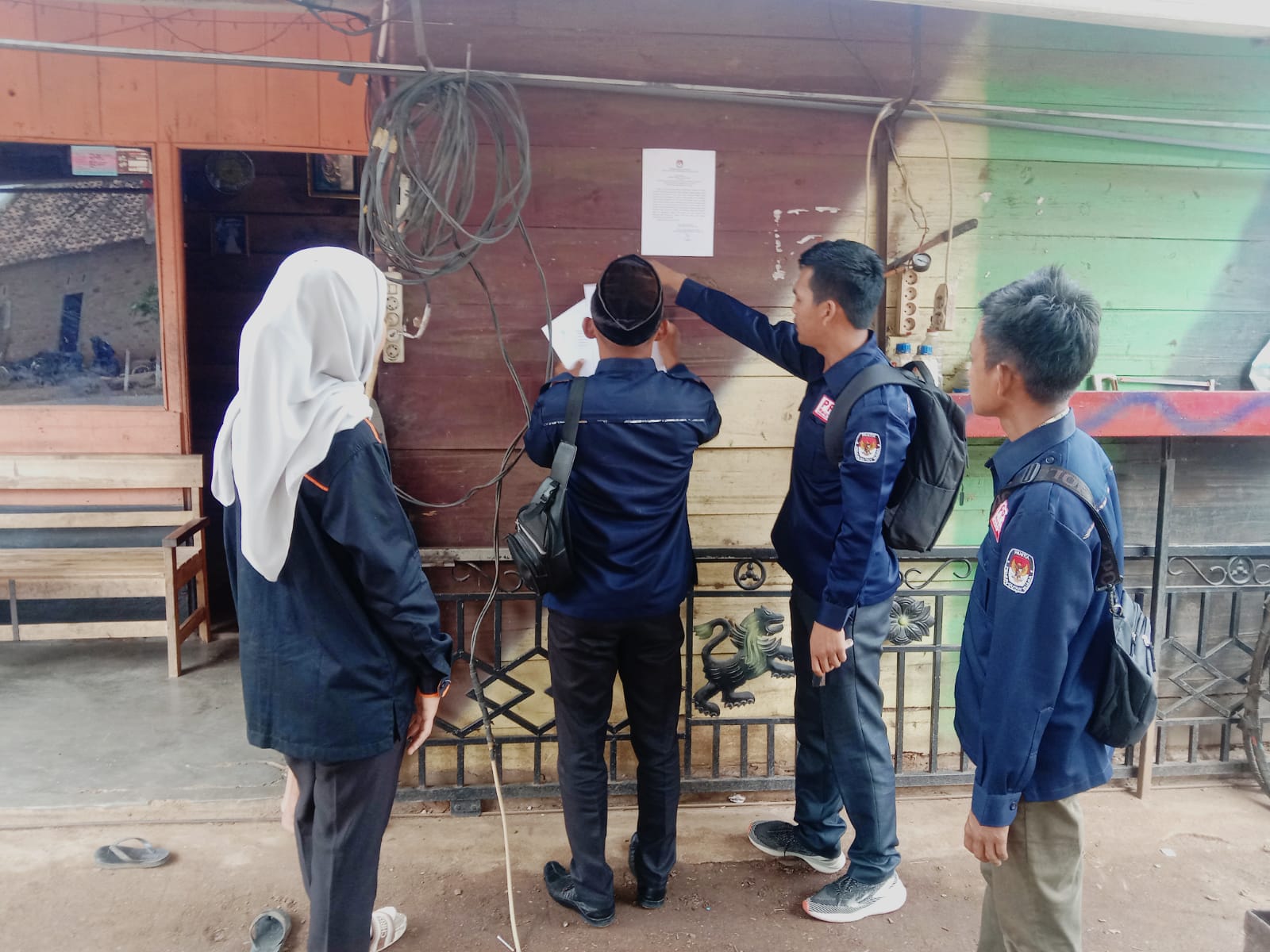 Anggota PPS Serentak Pasangkan Hasil DCT Pileg 2024