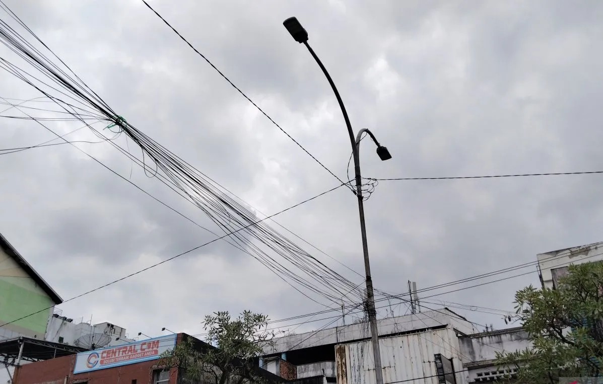 PLN Palembang lakukan pemeliharaan sejumlah titik jaringan listrik