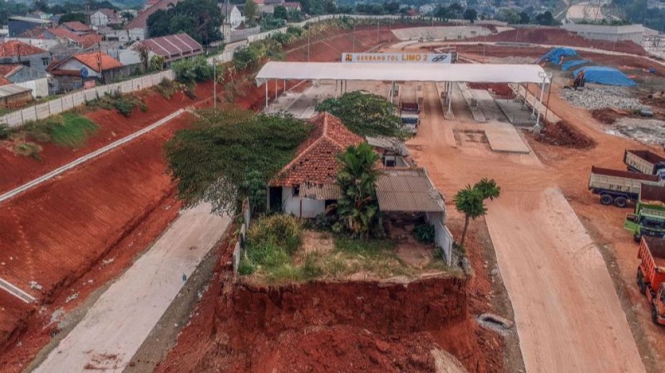 Rumah Berdiri Kokoh Di Tengah Proyek Tol Cinere-Jagorawi