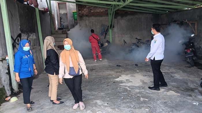 Pemerintah Kelurahan Batu Belang Lakukan Fogging sebagai Respons terhadap Kasus DBD