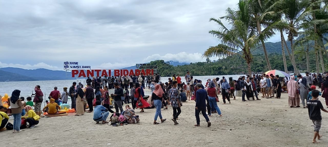 Ribuan Pengunjung Padati Danau Ranau