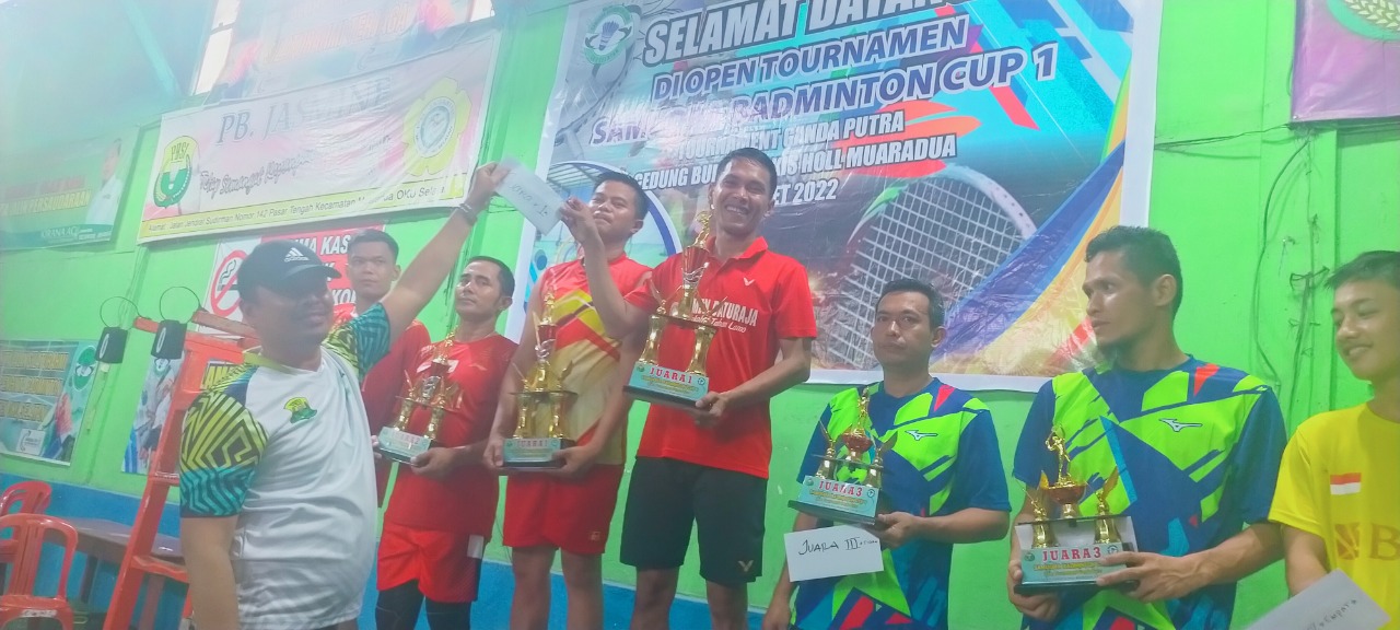 Tutup Turnamen Badminton, Abu Sama Serahkan Piala dan Uang Pembinaan