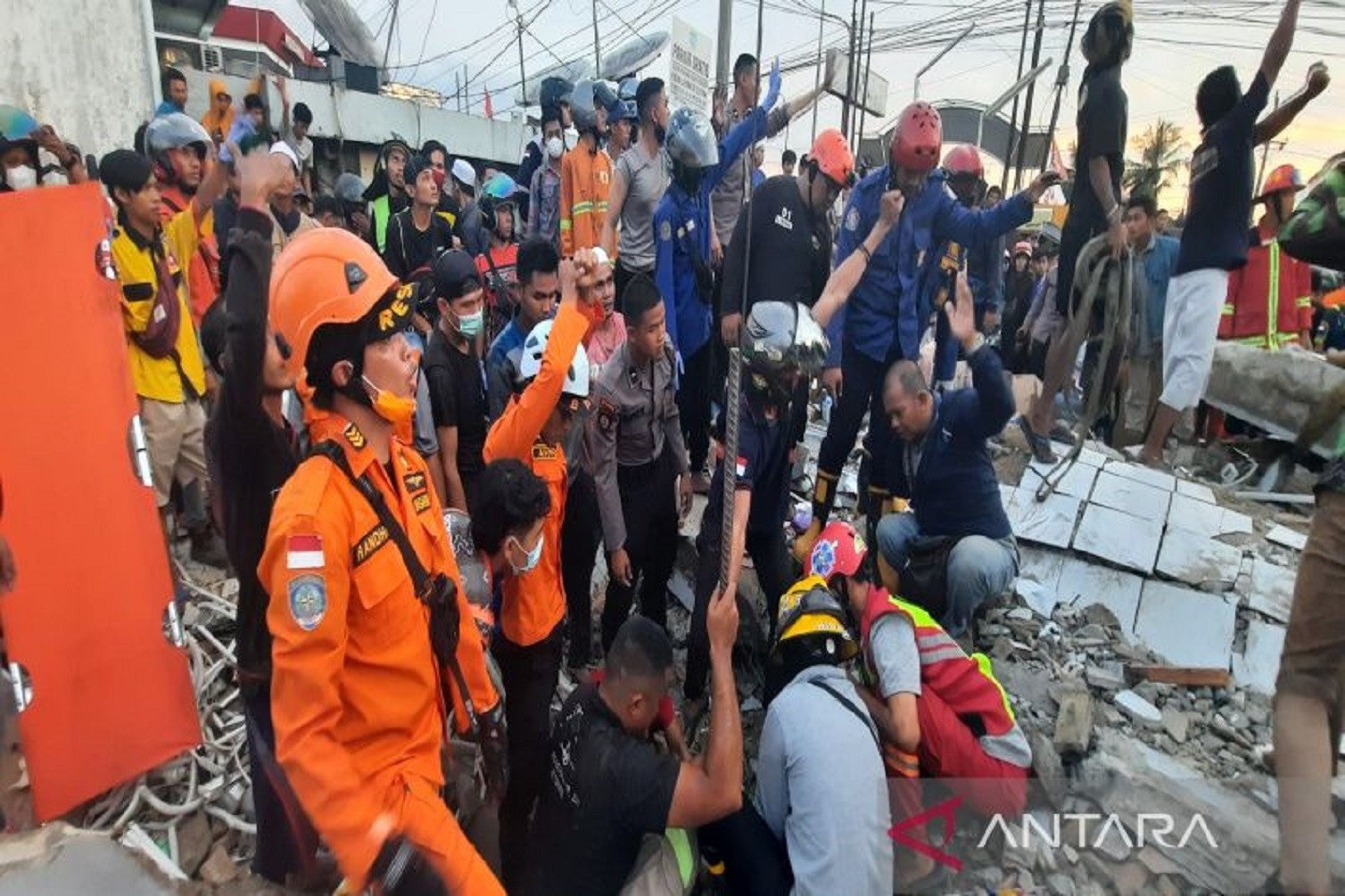 Alfamart Roboh, 15 Orang Terjebak Dalam Reruntuhan