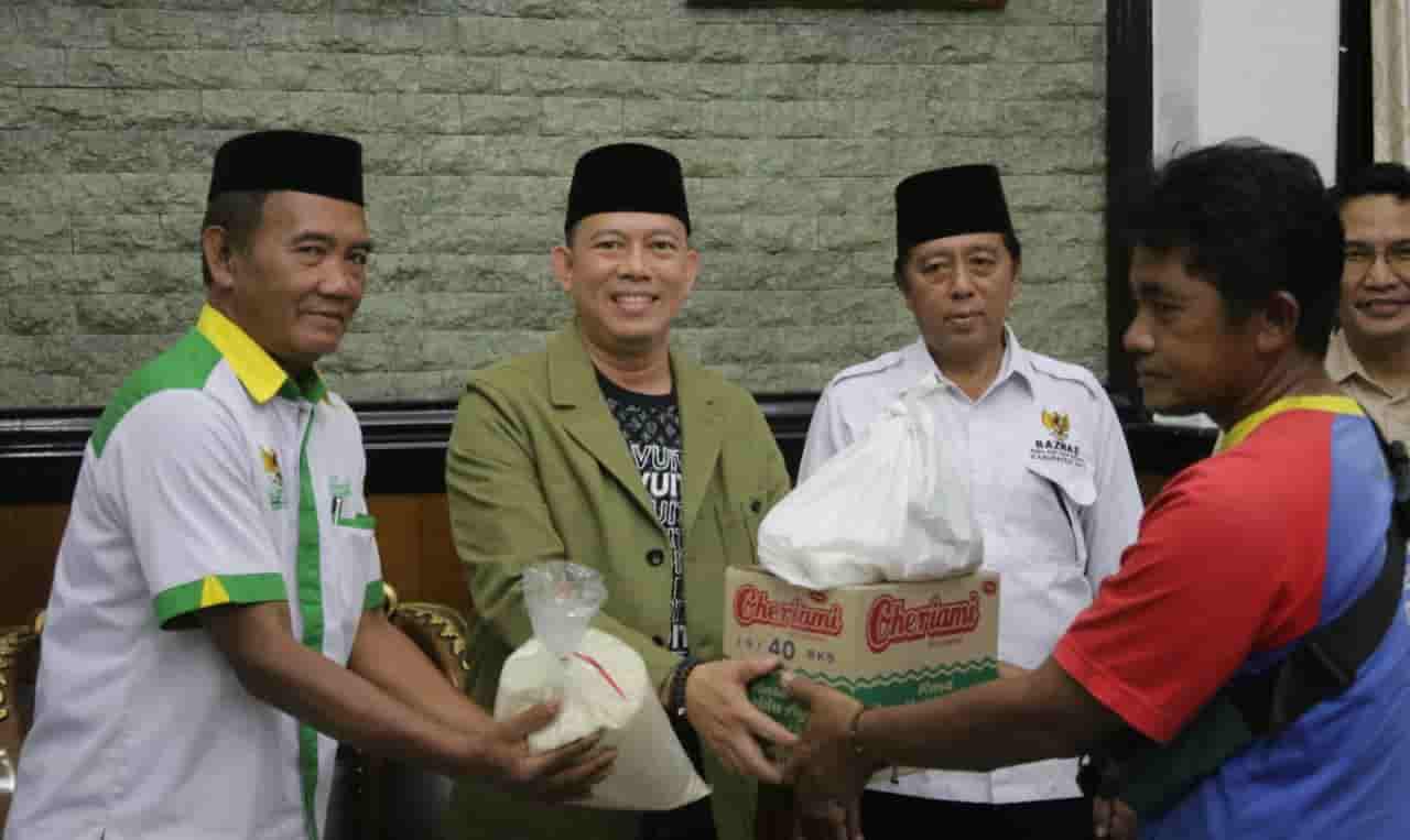 Ringankan Korban Bebakaran, Pj Bupati OKU Serahkan Bantuan