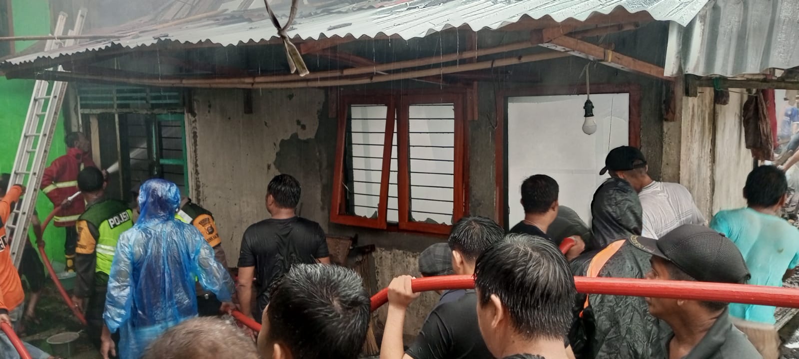 Breakingnews: Api Hanguskan 6 Rumah Warga Pasar Muaradua