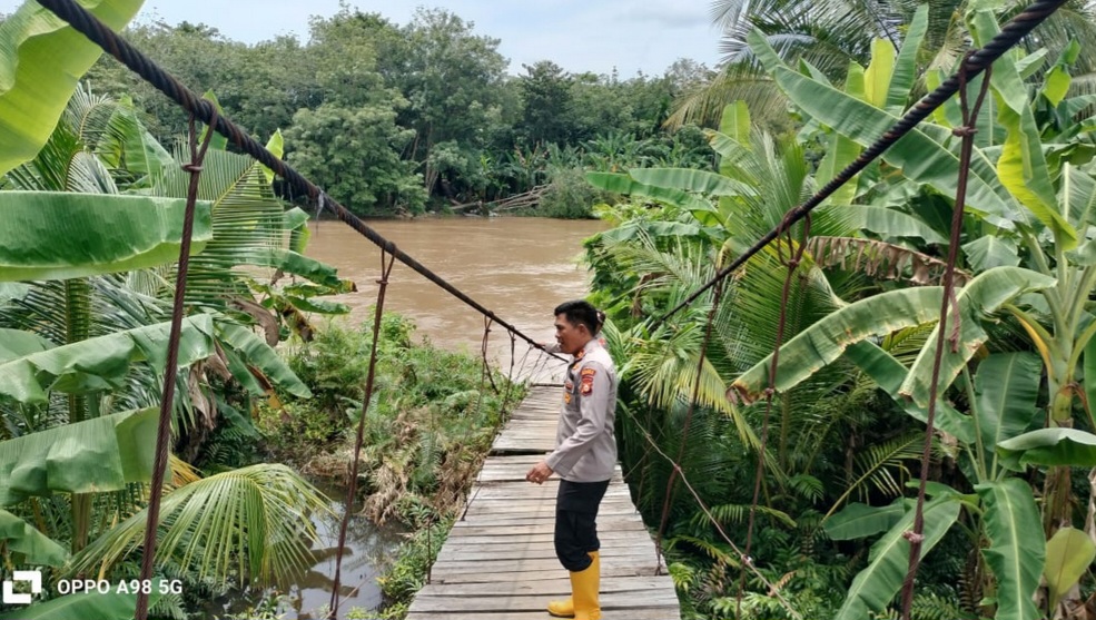 Jembatan Gantung di Desa Negeri Sakti Ambruk Diterjang Derasnya Air Sungai Komering