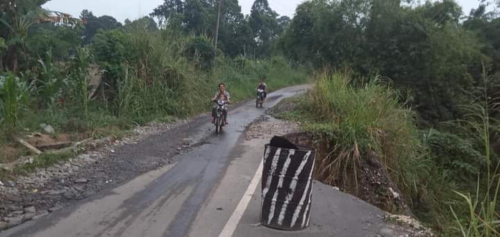 Jalan Lintas Pulau Beringin Nyaris Putus Akibat Longsor