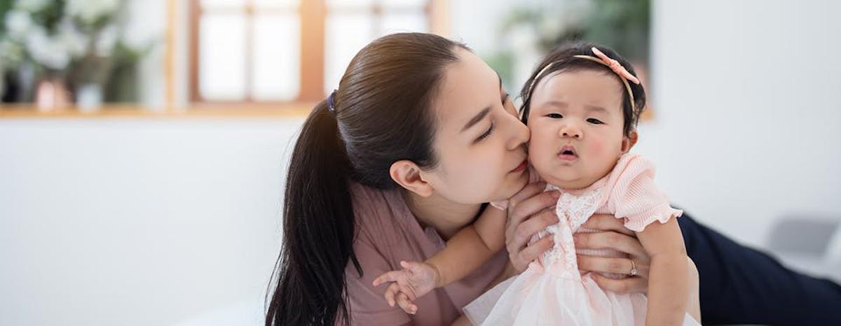 Melindungi Kesehatan Bayi: Bahaya Mencium Sembarangan, Ini Alasan yang Harus Kita Ketahui
