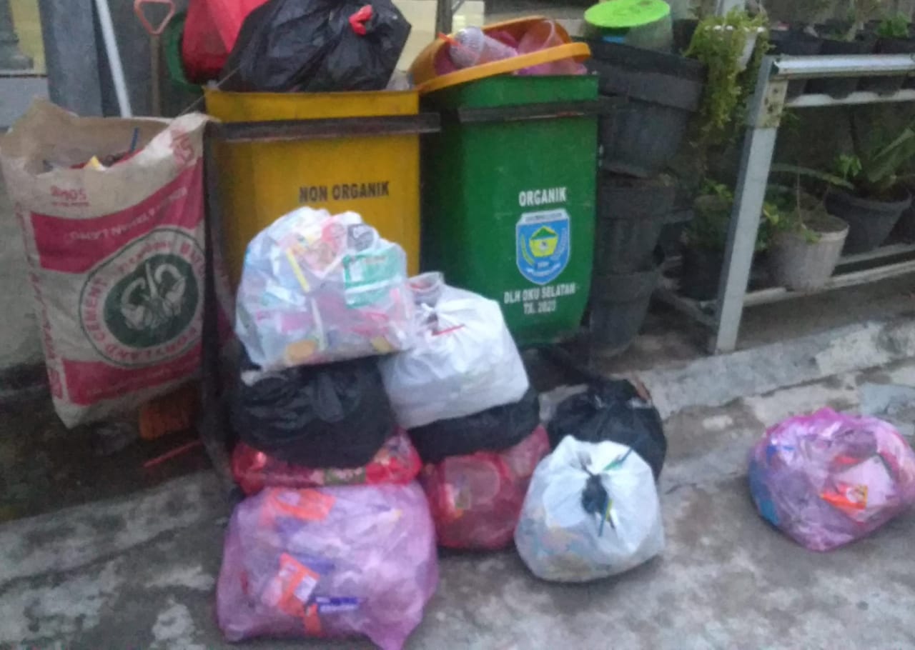 Pelanggan Keluhkan Sudah Sepekan Sampah Tak Kunjung Diangkut