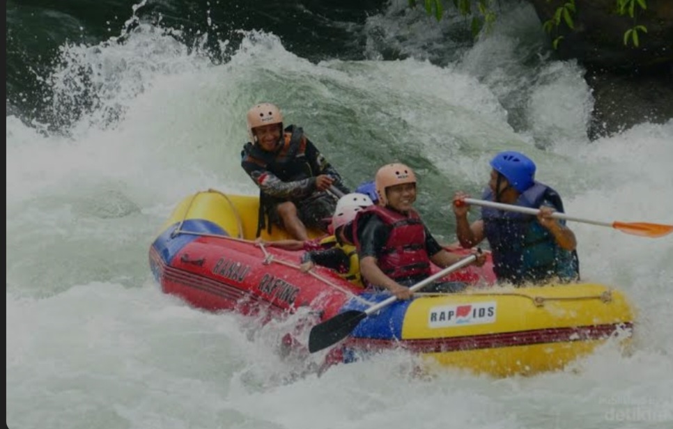Destinasi Arung Jeram Terbaik di Danau Ranau