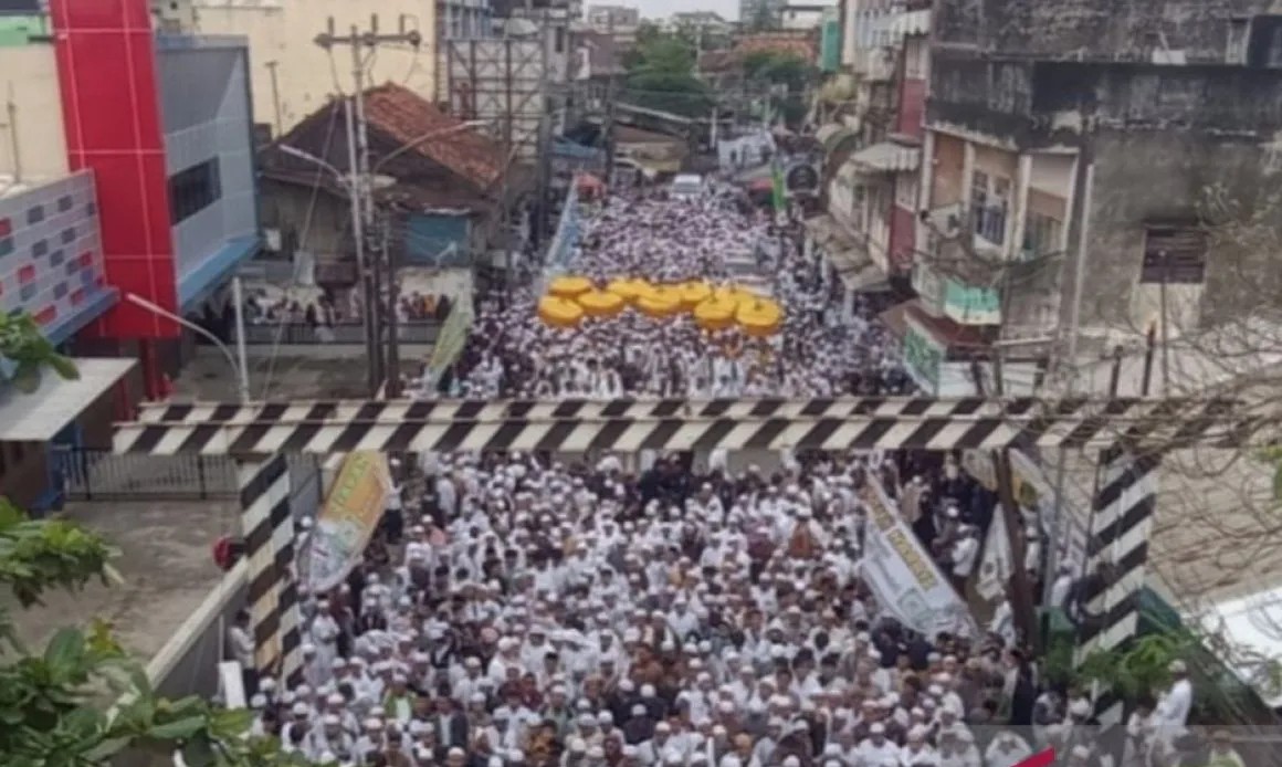 Puluhan ribu jamaah Ziarah Kubro 2026 putihkan Kota Palembang ‎