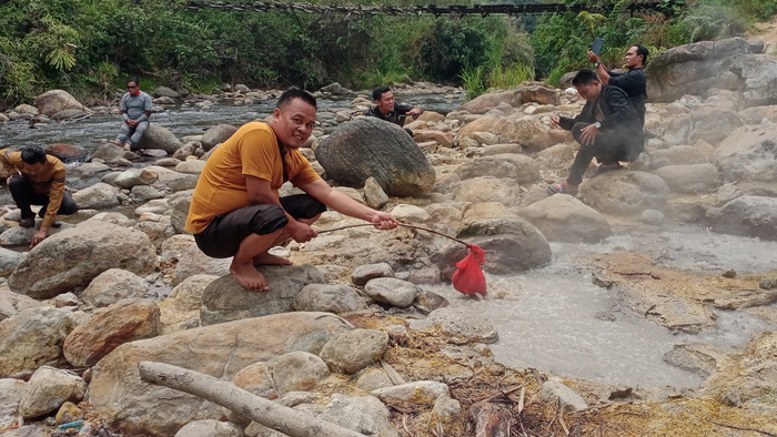 Melihat Keajaiban Air Gemburak di OKU Selatan: Warga Memasak Telur di Pinggir Sungai!