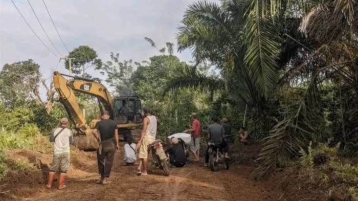 Turunkan Alat Berat Warga Desa Padang Lay Swadaya Perbaiki Jalan