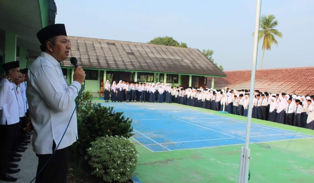 MTsN-01 OKU Selatan Tekankan Pentingnya Akhlak dalam Upacara Bendera