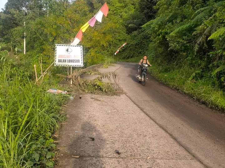 Jalan Poros Provinsi di Mekakau Ilir Terancam Ambles!