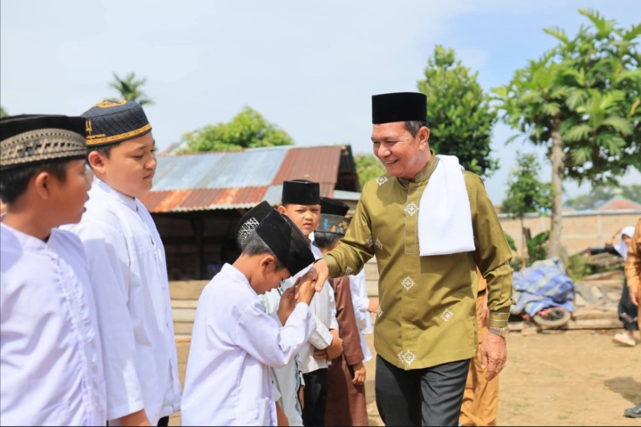 Hadiri Isra Mi’raj, Wabup OKUS Apresiasi Kekompakan Warga