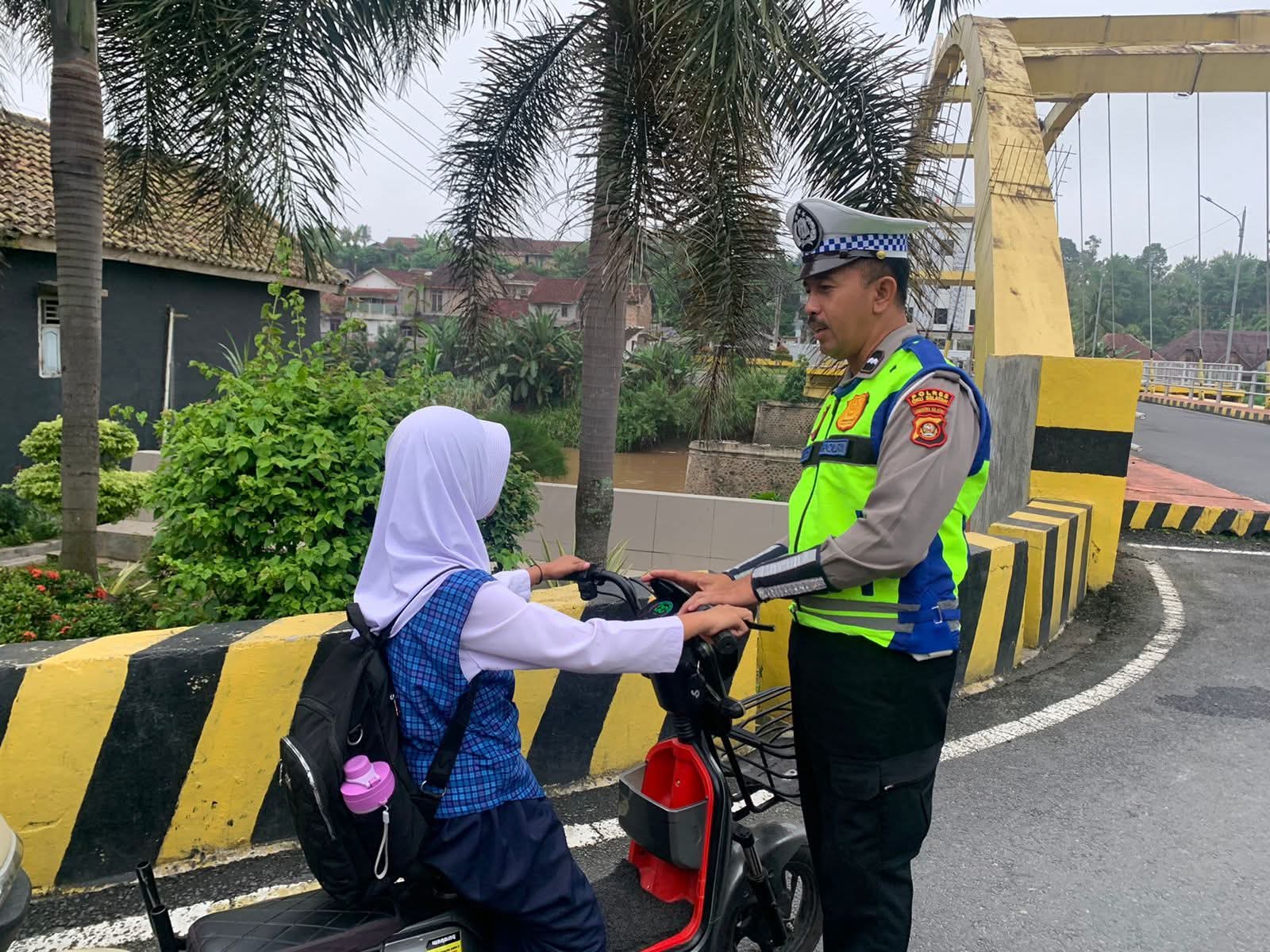 Sat Lantas OKU Selatan Imbau Orang Tua Awasi Anak Gunakan Sepeda Listrik