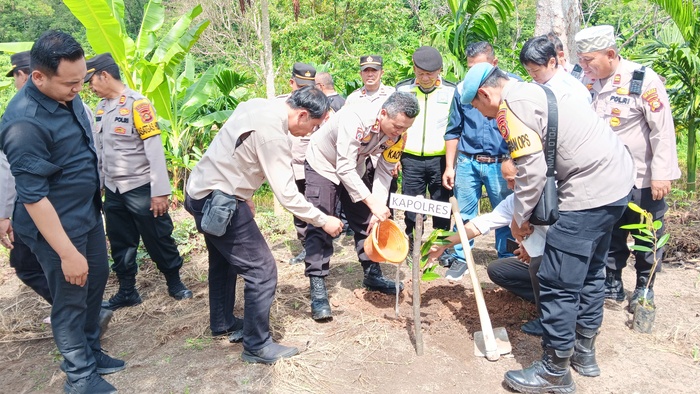 Peringati Hari Pers Nasional, Kapolres OKUS Ajak Wartawan Tanam Pohon