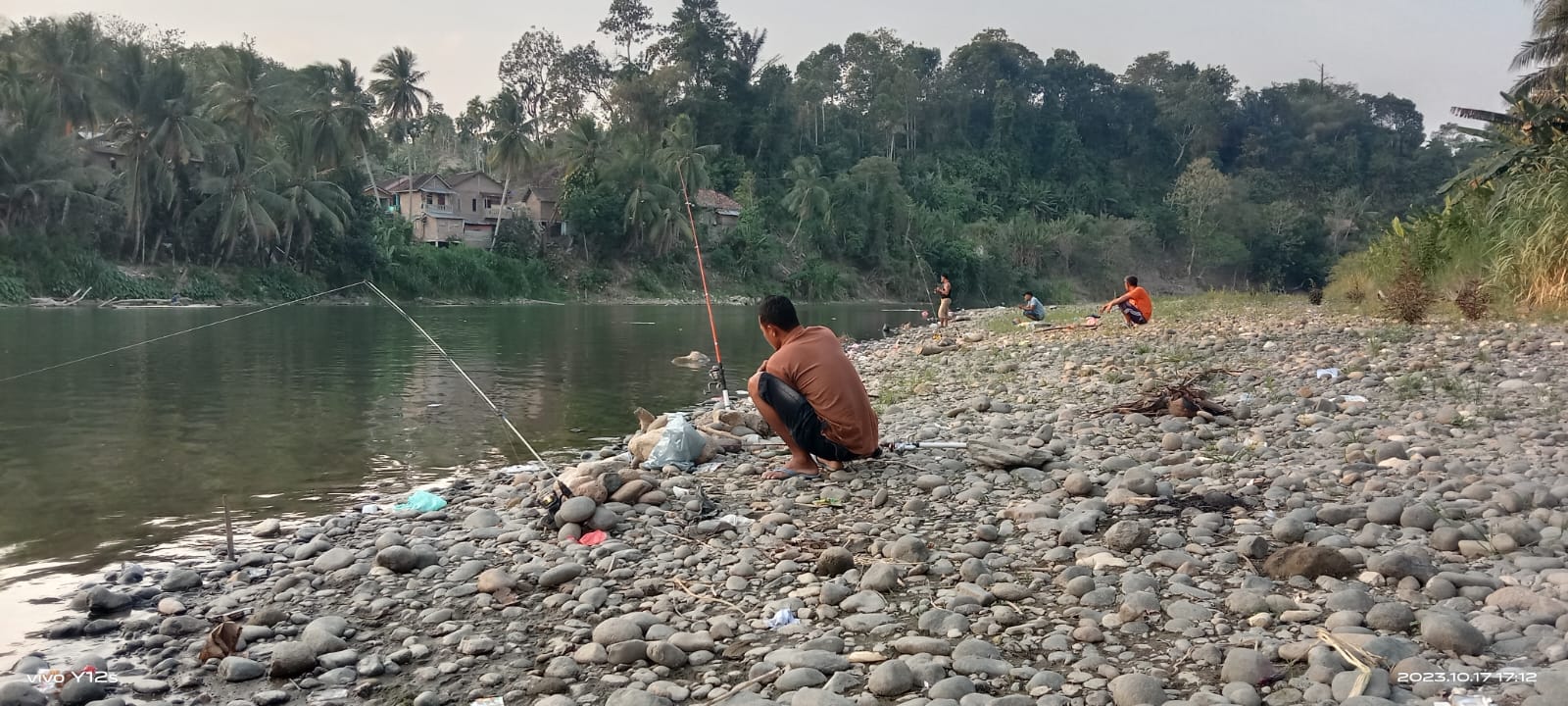 Sedang Ramai, Warga OKU Selatan Habiskan Waktunya Di Sore Hari Untuk Mancing Ikan