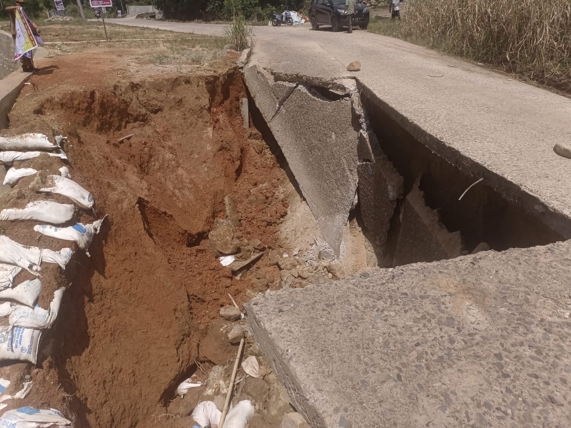 Jalan Longsor di Desa Sinar Marga, Kecamatan Mekakau Ilir