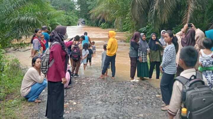 Anak Sungai Meluap, Empat Desa Terancam Terisolir di Lahat