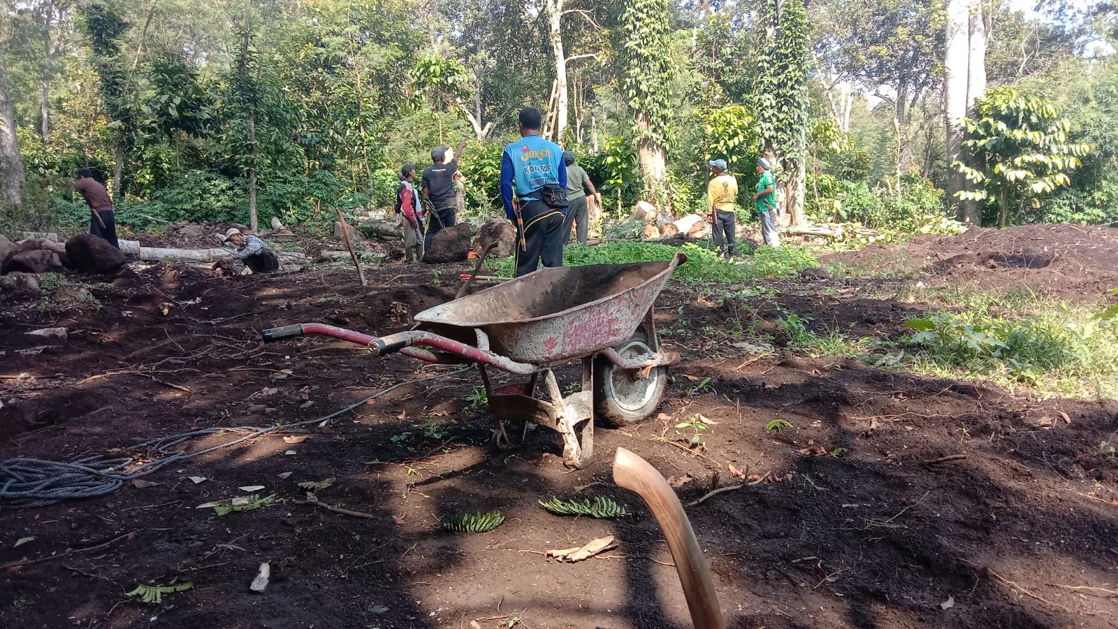 Warga Way Sangi Gotong Royong Siapkan Lahan Bangun Pesantren