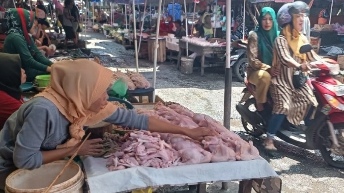 Harga Daging Ayam di Baturaja Naik Drastis, Penjualan Turun 50 Persen