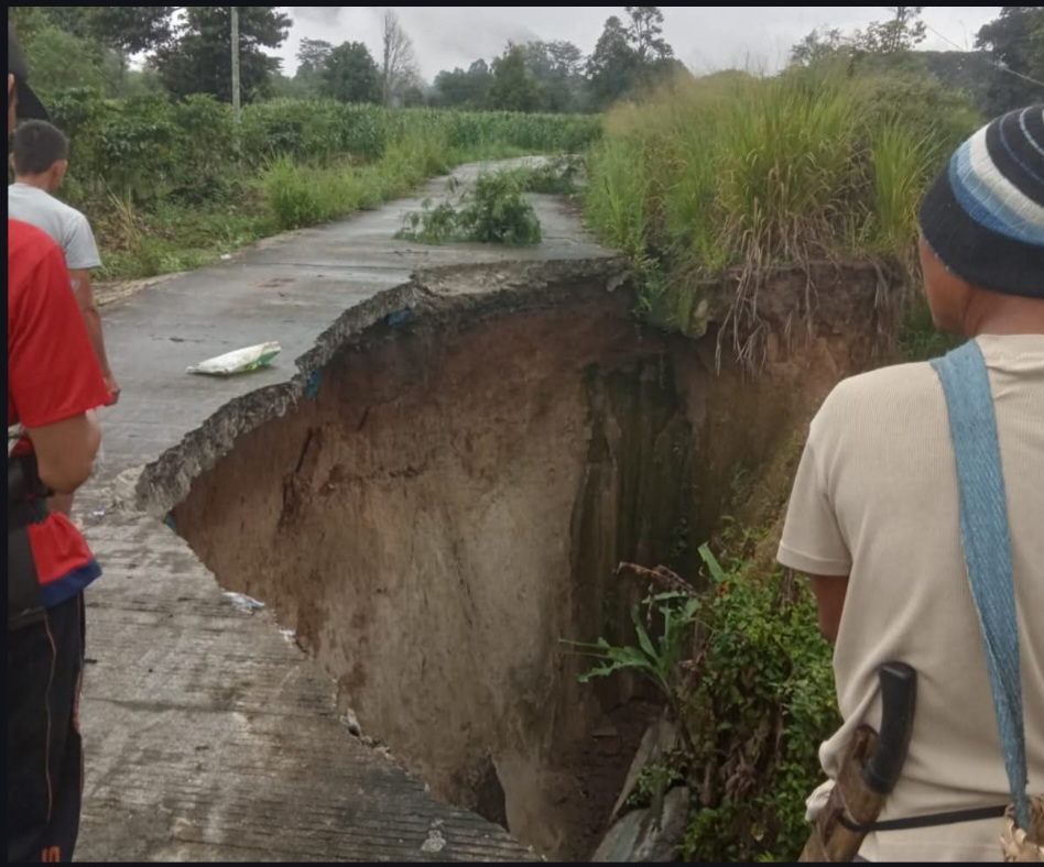 Jalan Amblas Akibat Longsor, Akses Warga Terputus