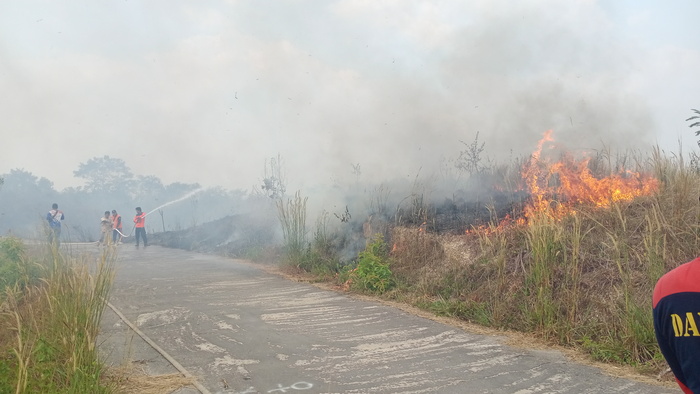 Bahaya, Kobaran Api Hampir Merayap ke Kantor Bupati OKU Selatan