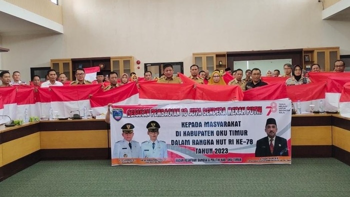 Pemkab OKU Timur Bagikan 10 Ribu Bendera