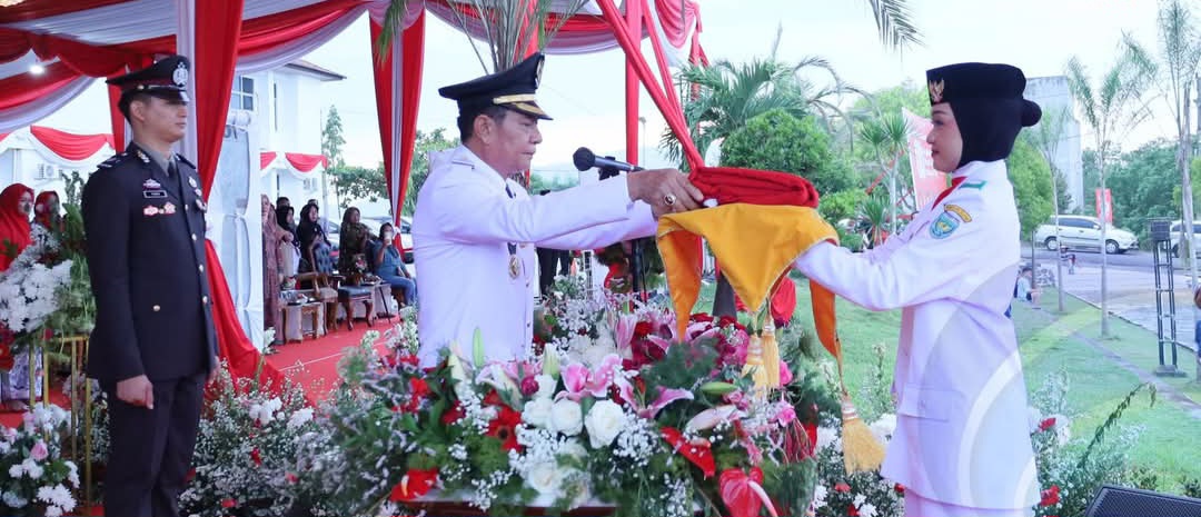 Wakil Bupati OKU Selatan Pimpin Upacara Penurunan Bendera HUT ke-80 RI