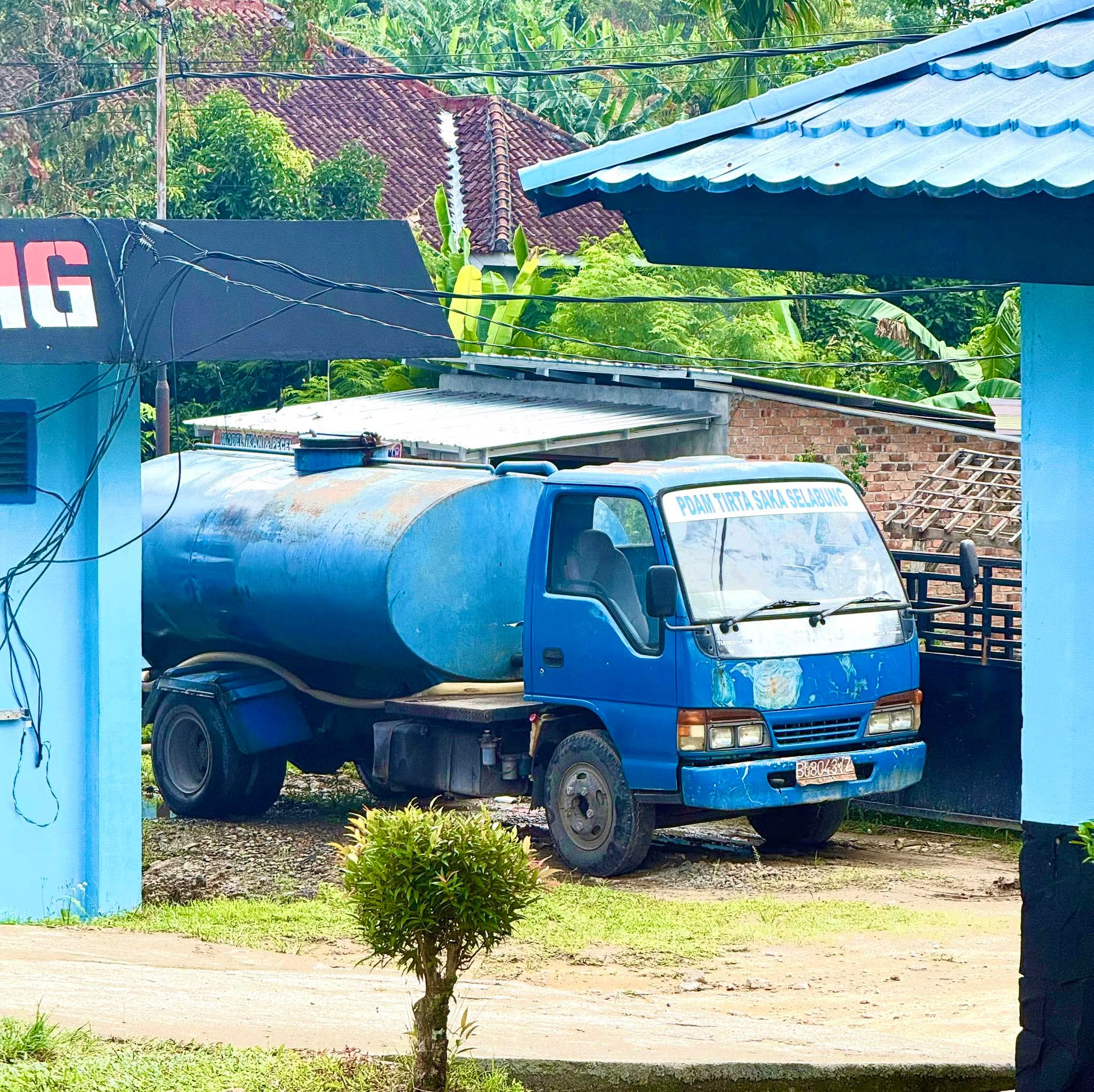 Distribusi Air Bersih Terganggu, Warga Simpang Pendagan hingga Kisau Dilayani Mobil Tangki