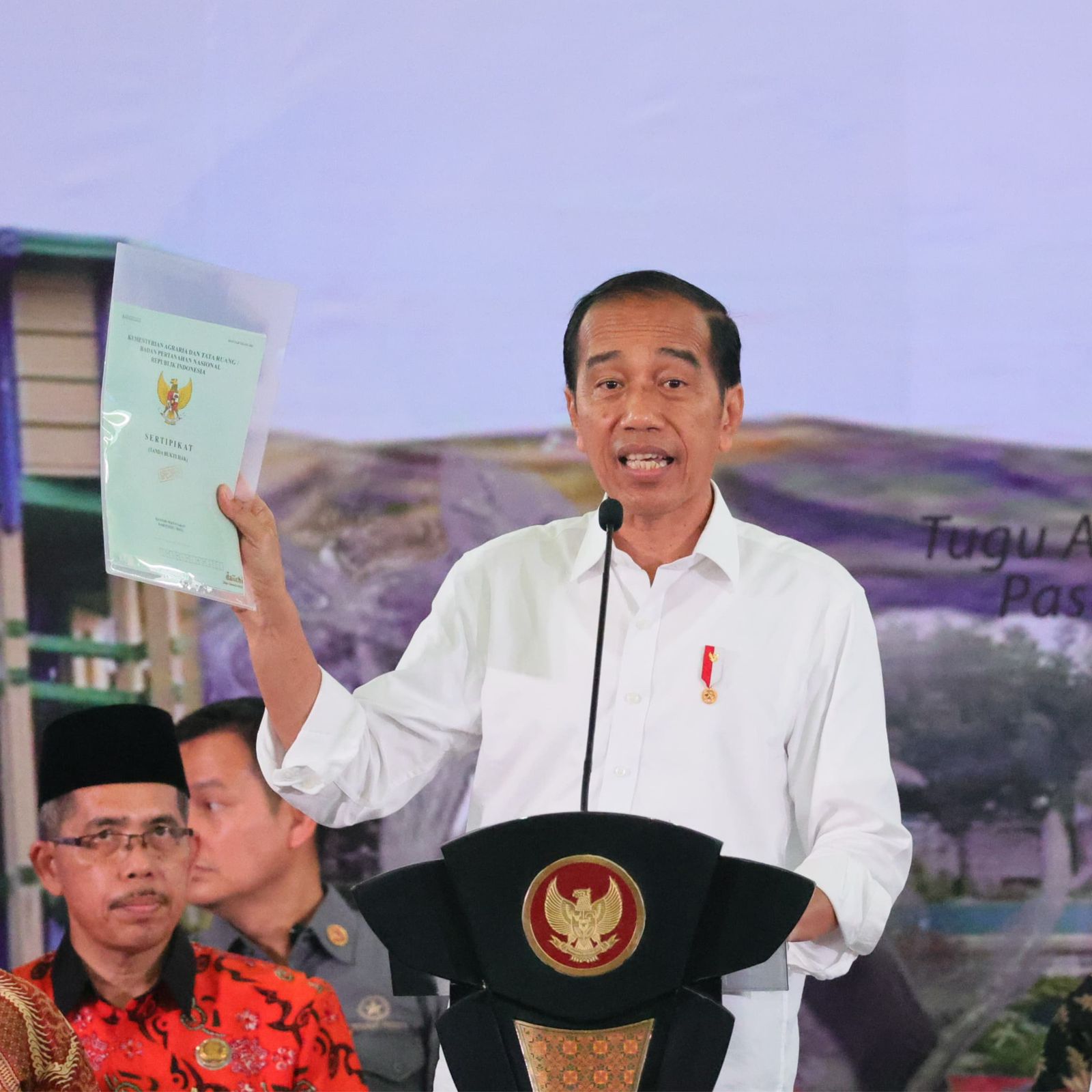 Jokowi Turun Langsung Bagikan 4.000 Sertifikat Tanah di Jawa Timur: Program PTSL Percepat Penyertipikatan dan 