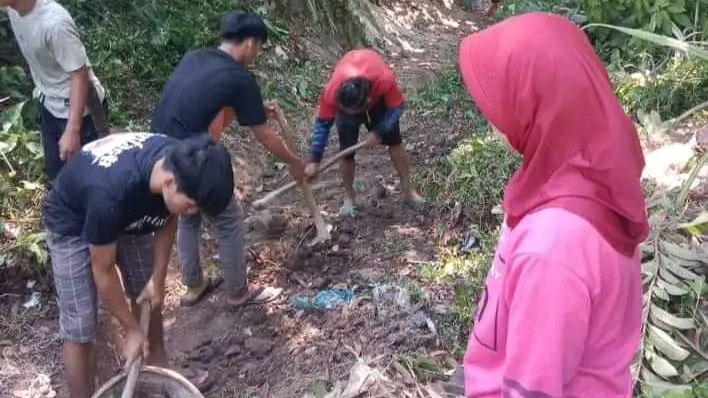 Karang Taruna Kota Agung Bersihkan Jalan Menuju Pemandian